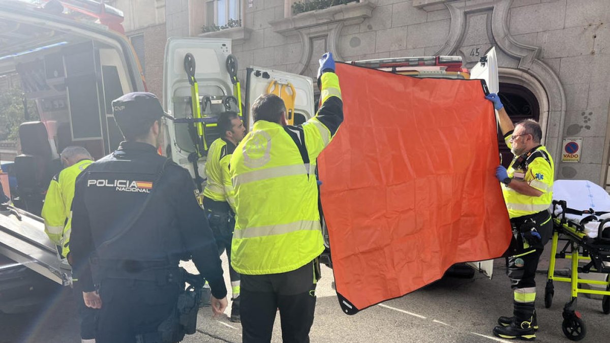 Imatge d'efectius del SAMUR atenent el polític Vidal-Quadras.