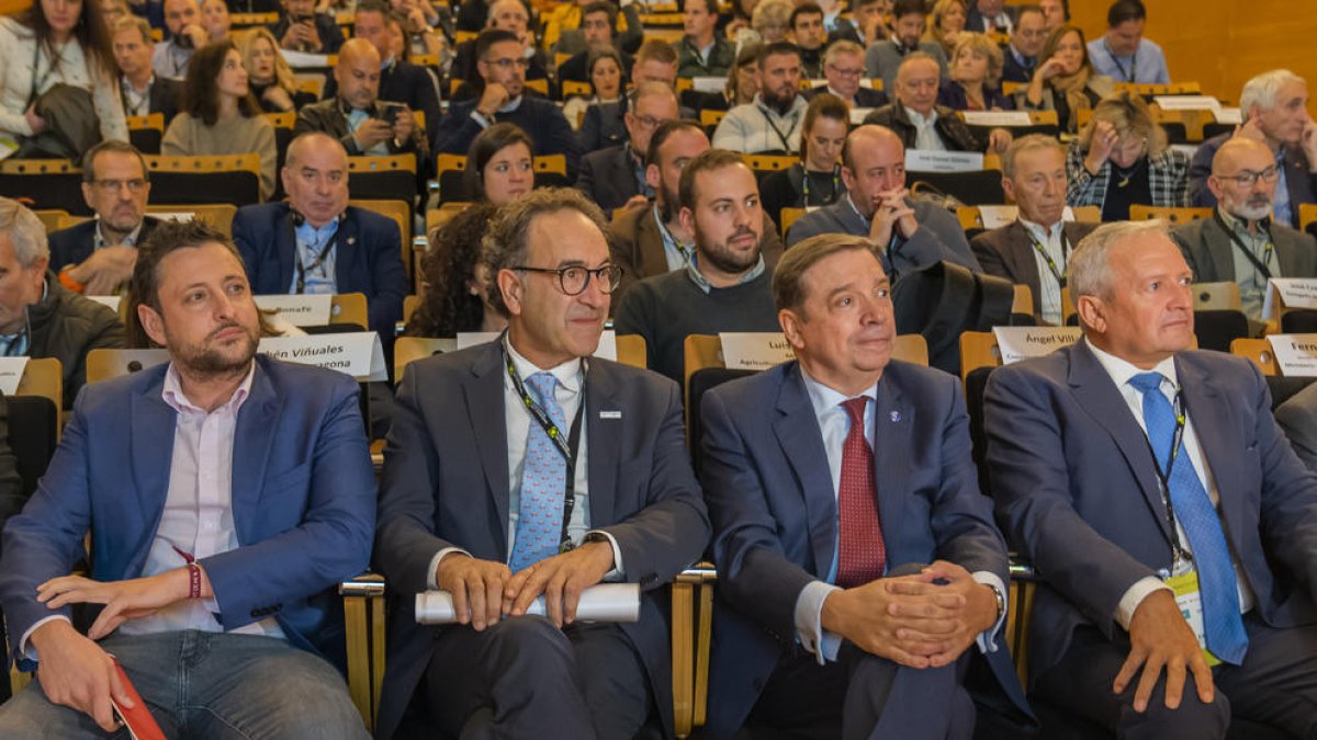 Rubén Viñuales, Ramón Armengol, Luis Planas i Ángel Villafranca asseguts durant l'acte d'inauguració del Fòrum Empresarial.