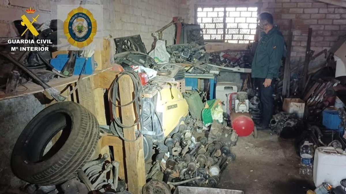 El taller mecànic il·legal localitzat en una granja de pollastres abandonada del nucli de Jesús, a Tortosa.