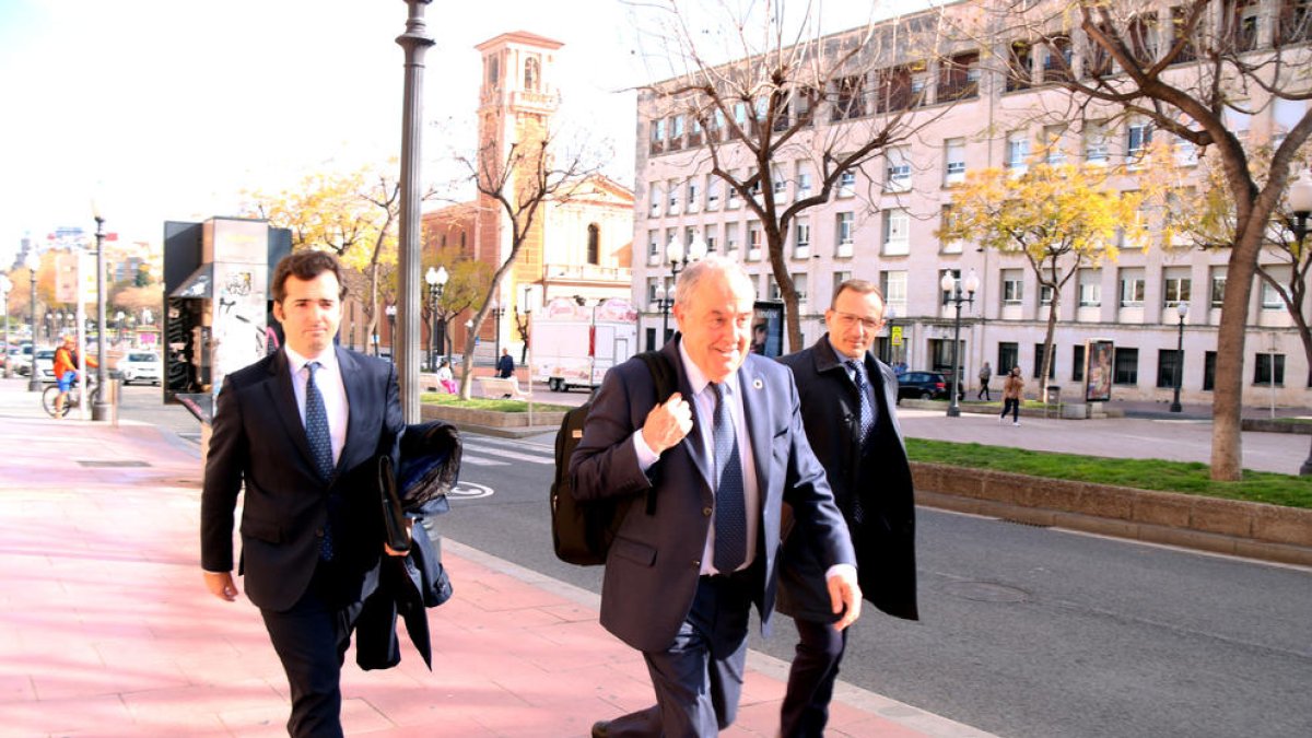 L'exdirector d'IQOXE, José Luis Morlanes, acompanyant dels seus advocats, després de declarar davant del jutjat d'instrucció número 1 de Tarragona.