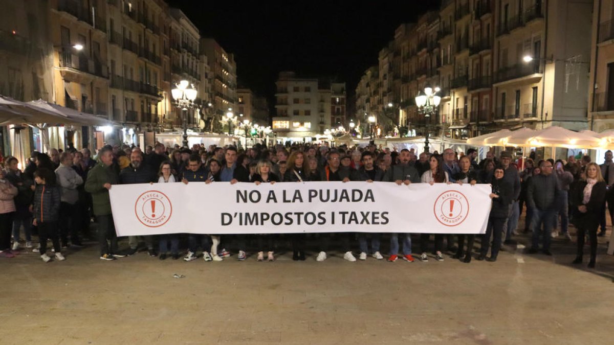 Imatge dels assistents a la manifestació contra la pujada d'impostos a Tarragona, aquest divendres a la tarda.