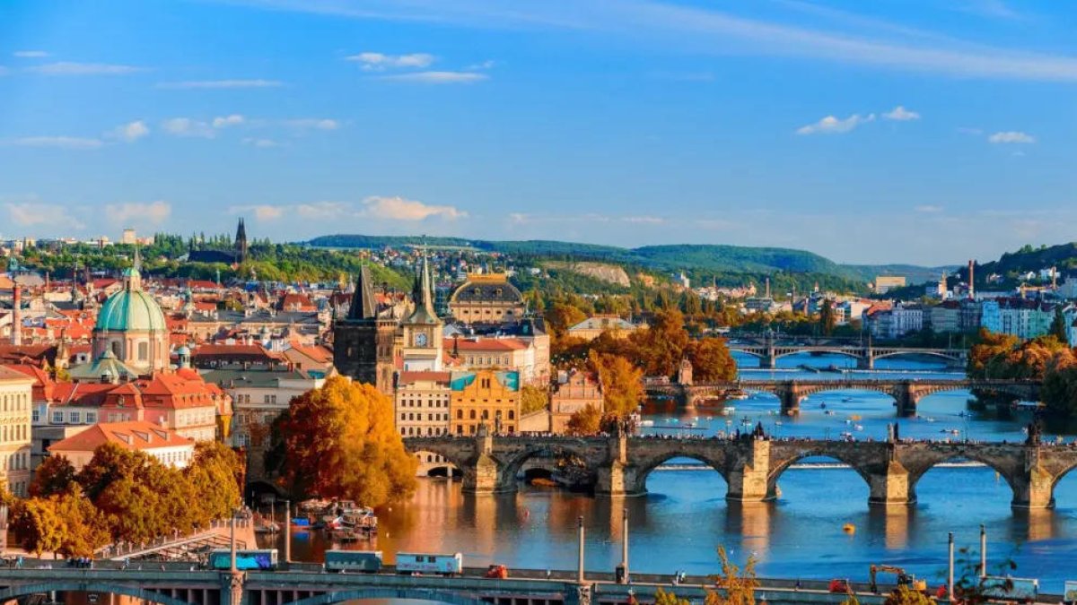 Les autoritats de Praga aposten per un turisme tranquil, controlant la xifra de turistes i promovent punts d'interès a barris allunyats del centre.
