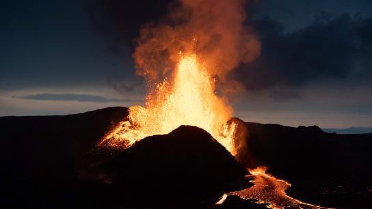 Imagen del volcán Fagradalsfjall en plena erupción el 18 de mayo de 2021.