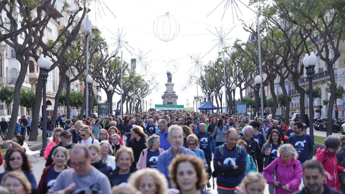 Cerca de 1.000 personas participaron en la caminata que dio inicio a la Rambla Nova.