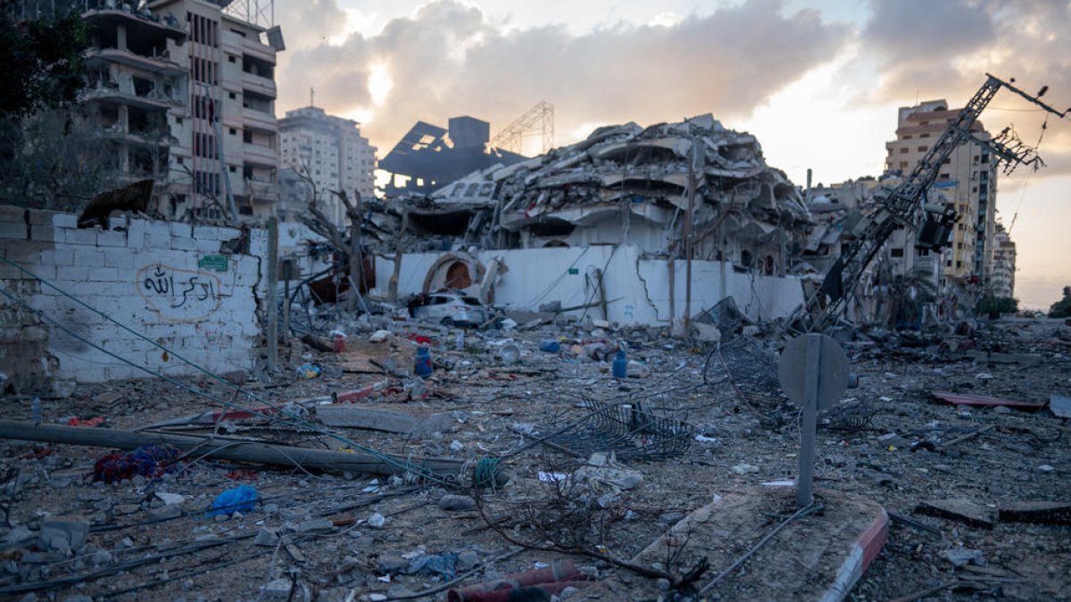 Área destruida a causa de los ataques aéreos de las fuerzas de defensa israelíes en el vecindario de Al-Remal, en el centro y el oeste de Gaza.