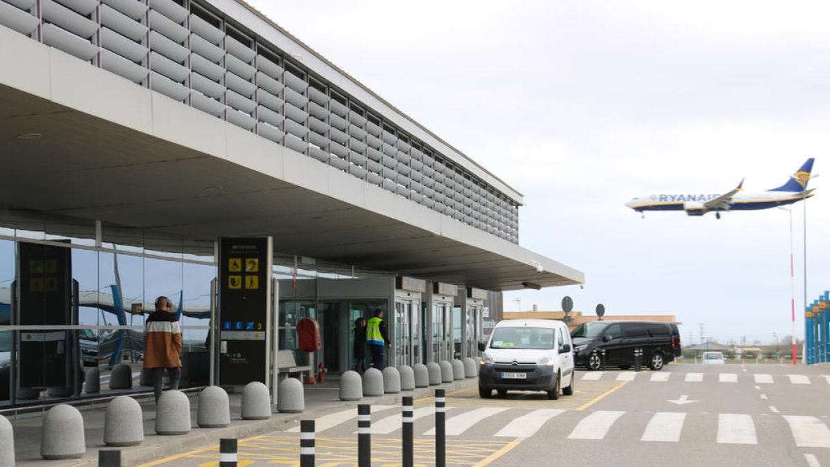 Un avió de Ryanair, companyia que ha operat la ruta amb Weeze, a punt d'aterrar a l'Aeroport de Reus.