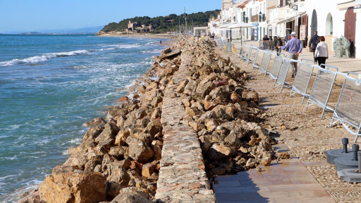 El paseo marítimo de Altafulla ha perdido la playa y las olas han generado destrozos en la estructura, junto a las casas.