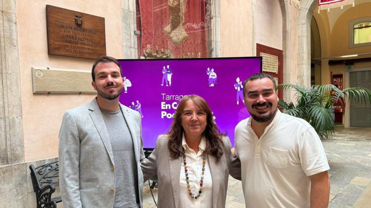 La diputada d'ECP al Parlament, Yolanda López, i els regidors d'ECP a l'Ajuntament de Tarragona, Jordi Collado i Toni Carmona, en roda de premsa.