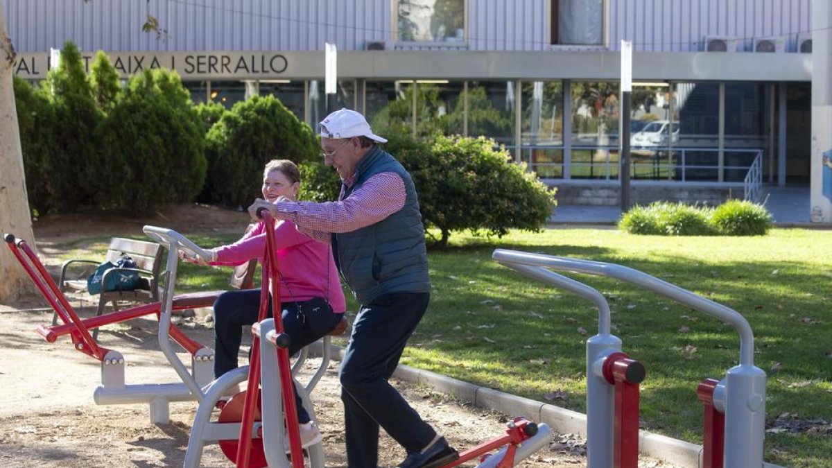 Imatge de dues persones utilitzant les noves instal·lacions al carrer de Torres Jordi.