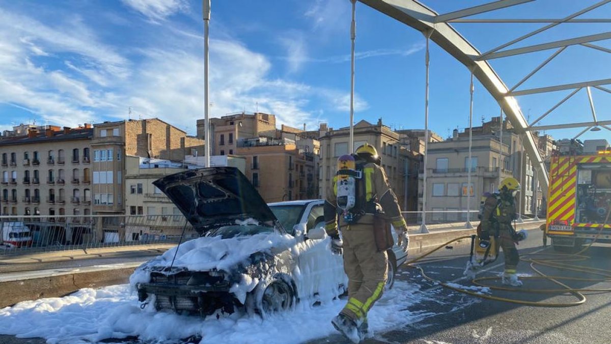 Imatge del cotxe cremat a Tortosa.