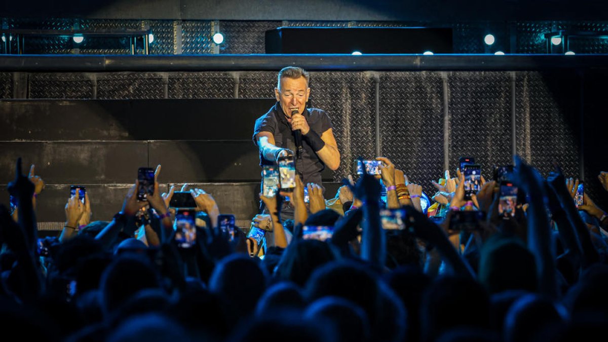 Desenes de telèfons mòbils enregistren Bruce Springsteen durant el concert a l'Estadi Olímpic de Barcelona.