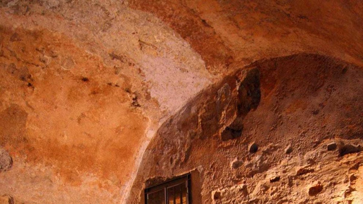 Imatge de l'interior de la cisterna tardoromana.