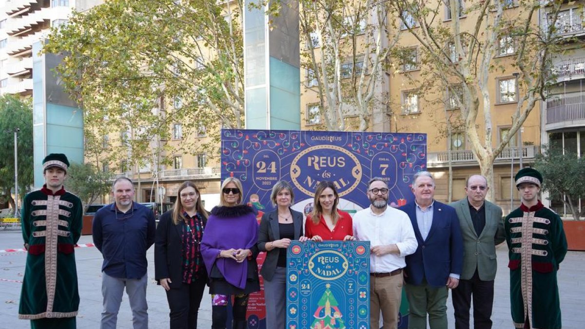 Fotografia de grup de representants de l'Ajuntament de Reus i de la Taula de Comerç.