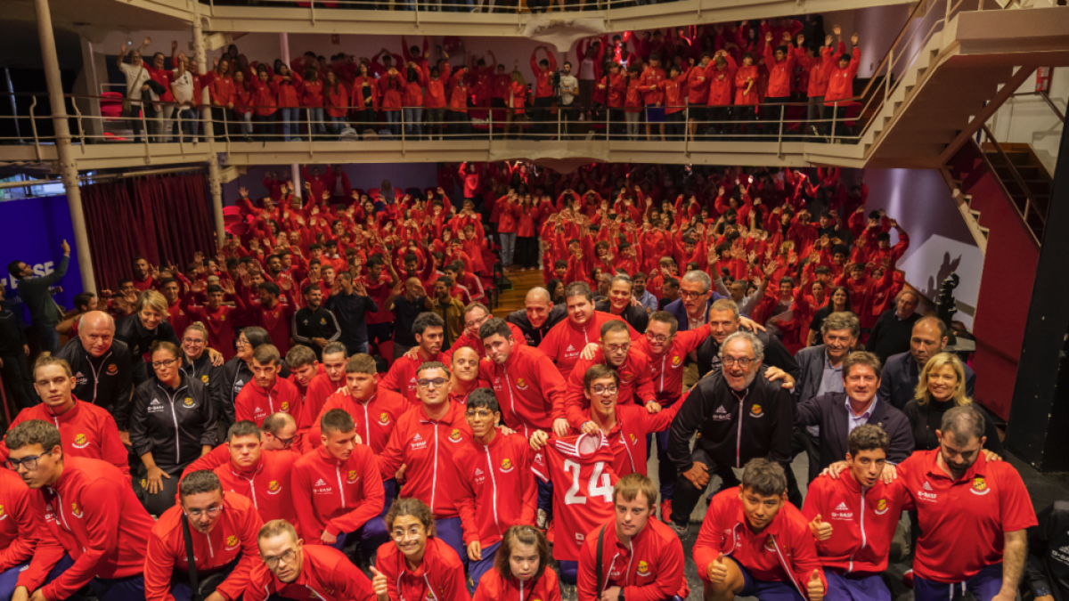 El equipo del Nàstic Genuine y el Voluntariado Grana BASF en el Teatre Metropol.