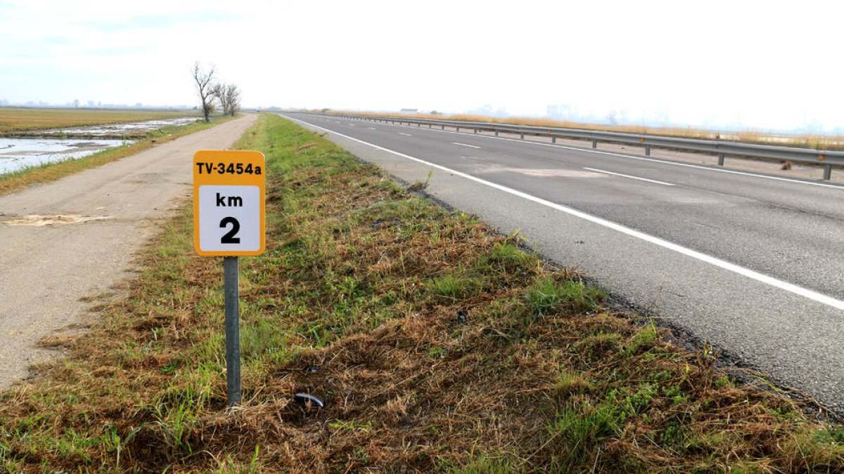 Cartel del kilómetro 2 de la TV-3454 donde se ha producido una colisión mortal entre dos vehículos.