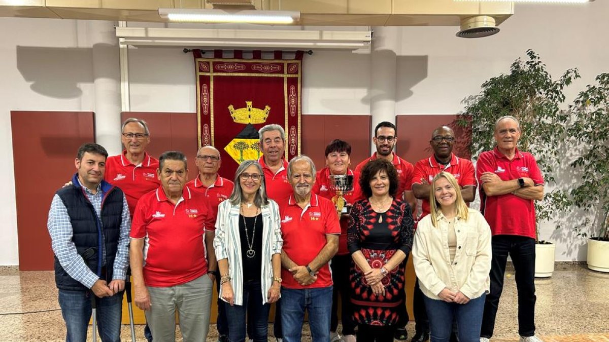 Fotografía de grupo del equipo de bolos con la alcaldesa, Assumpció Castellví; y las concejalas Elidia López y Yolanda Marqués.