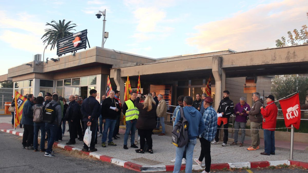 Trabajadores de Repsol manifestándose a las puertas del complejo industrial en Tarragona.