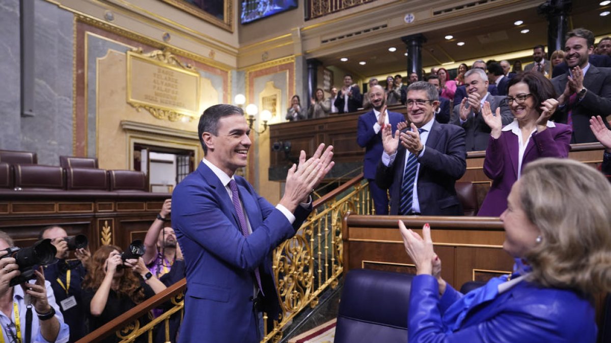 Pedro Sánchez aplaudiendo en el hemiciclo.