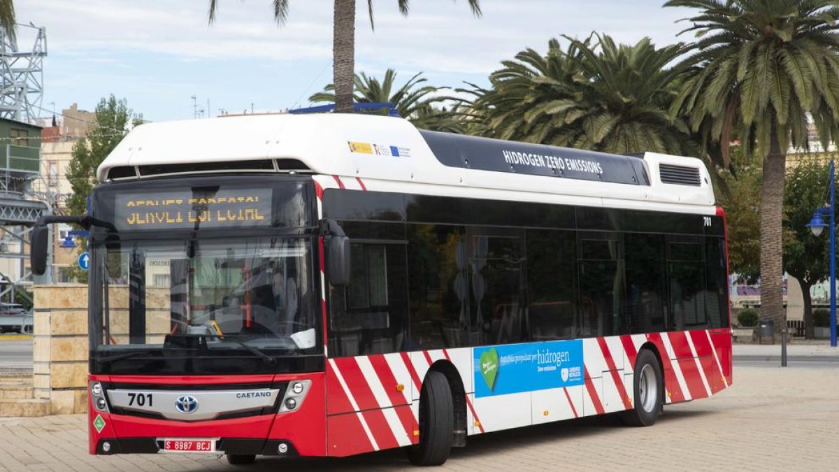 Imatge d'un dels autobusos d'hidrogen verd estrenats a Tarragona.