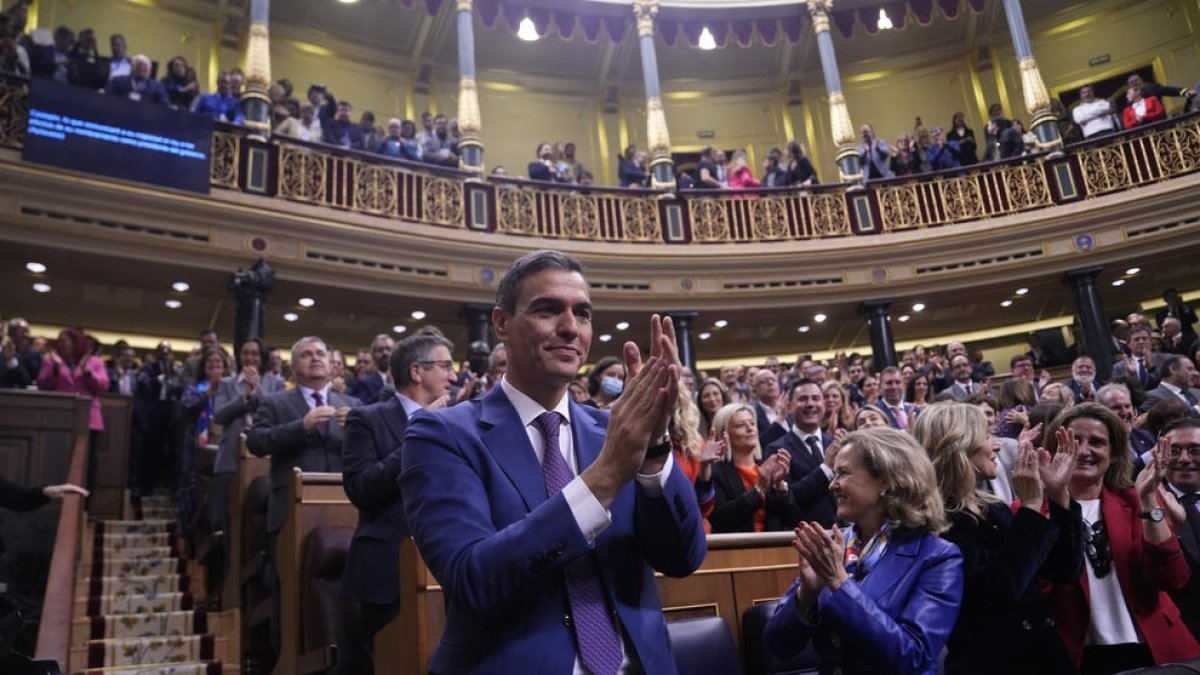 Pedro Sánchez aplaudint després de ser investit.