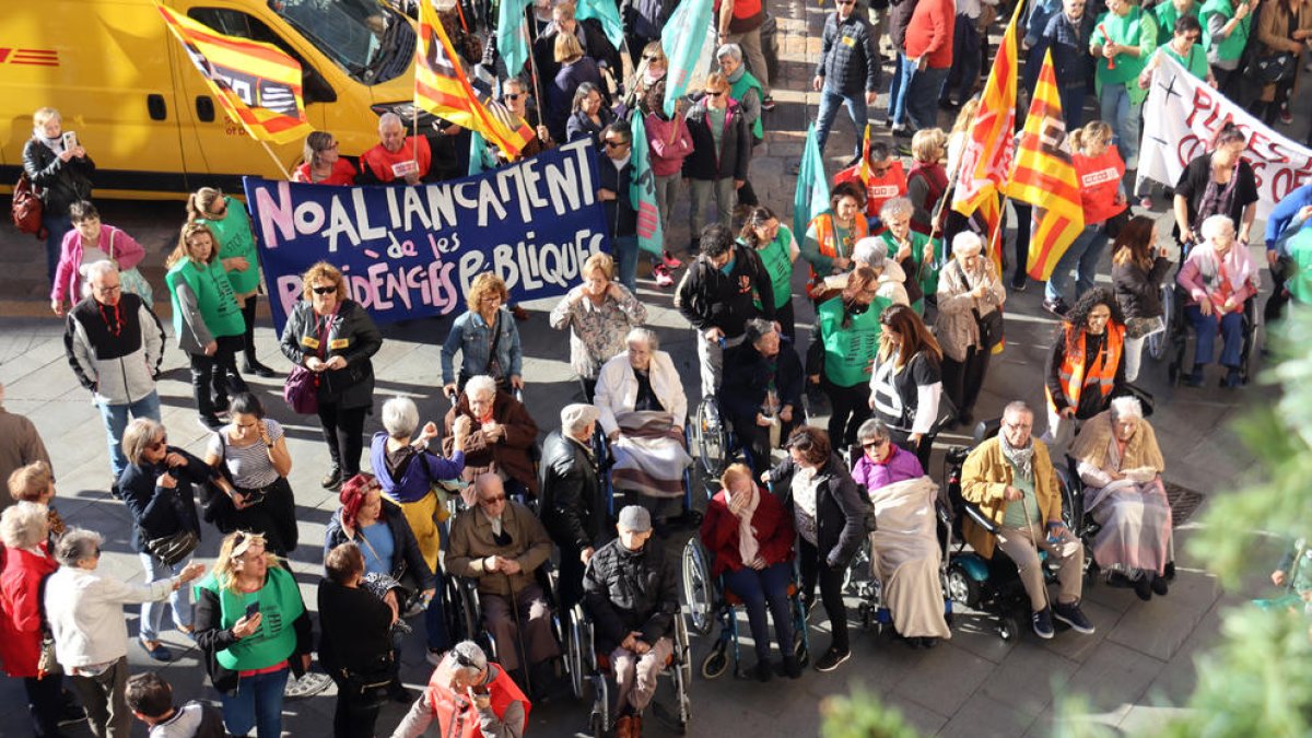 Treballadors, usuaris i familiars de la Residència de Gent Gran de Reus concentrats davant de l'Ajuntament.