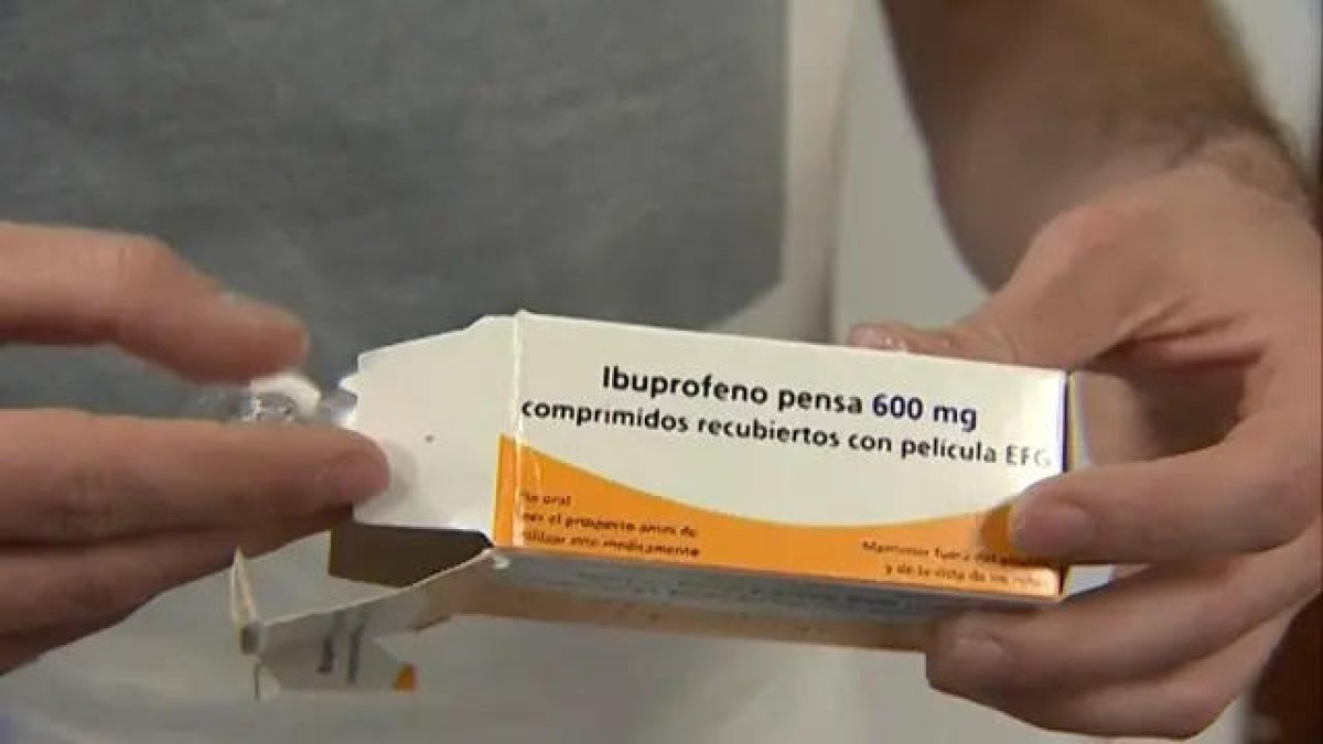 La dosi diaria de ibuprofeno no debe exceder 2.400 mg en adultos y 1.600 mg en adolescentes (12-18 años).