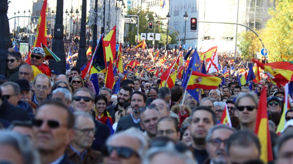 Imatge de la concentració al carrer Alcalà contra l'amnistia secundada pel PP i Vox.