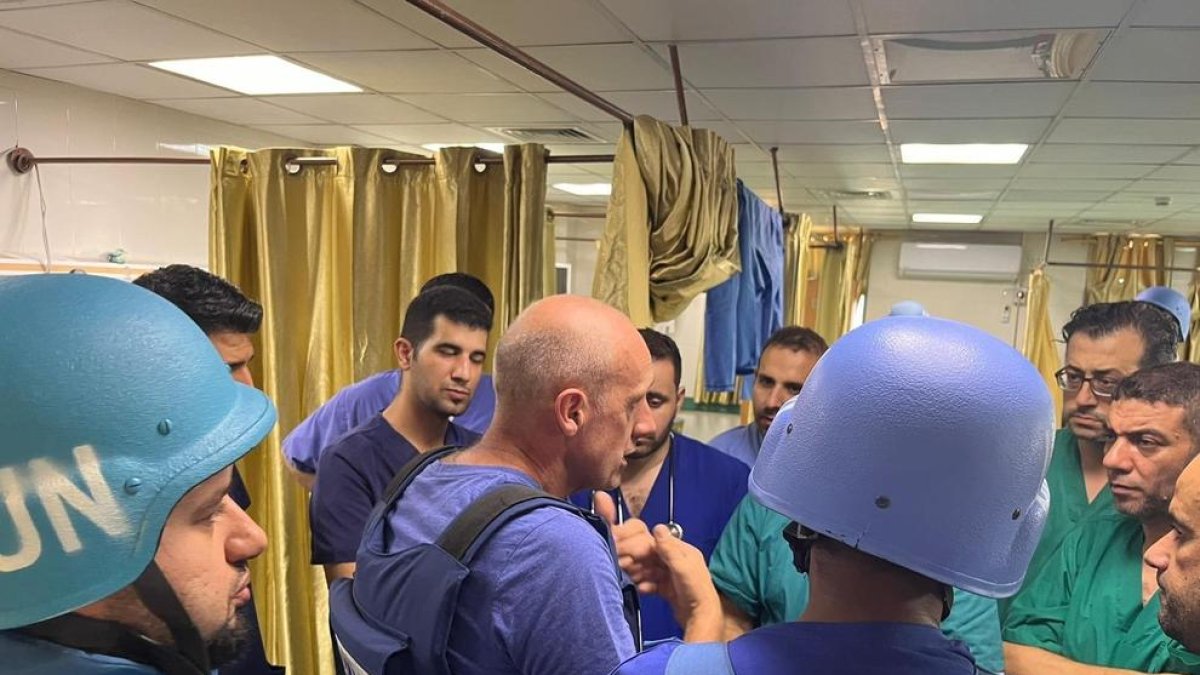 Personal de la OMS dentro del hospital de Al Shifa, en Gaza.