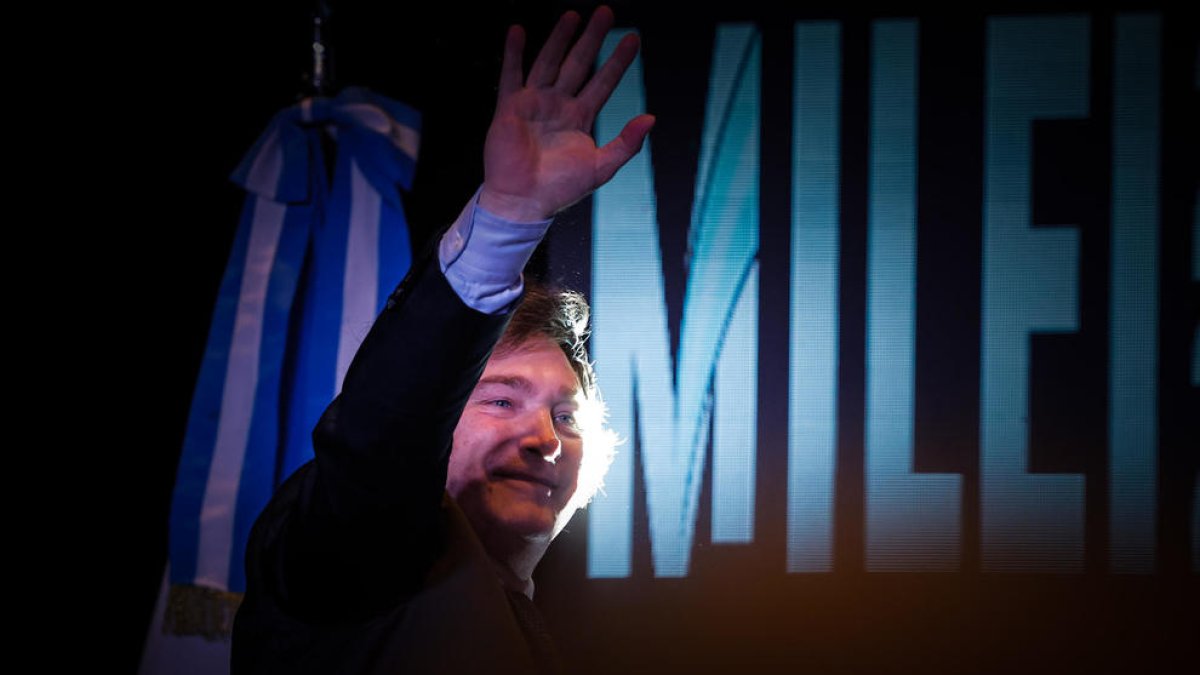 El presidente electo de Argentina, Javier Milei, saluda a los cientos de simpatizantes concentrados para escuchar su discurso, hoy, en Buenos Aires.