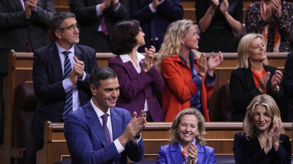 Pedro Sänchez aplaudiendo después de la votación para su investidura.