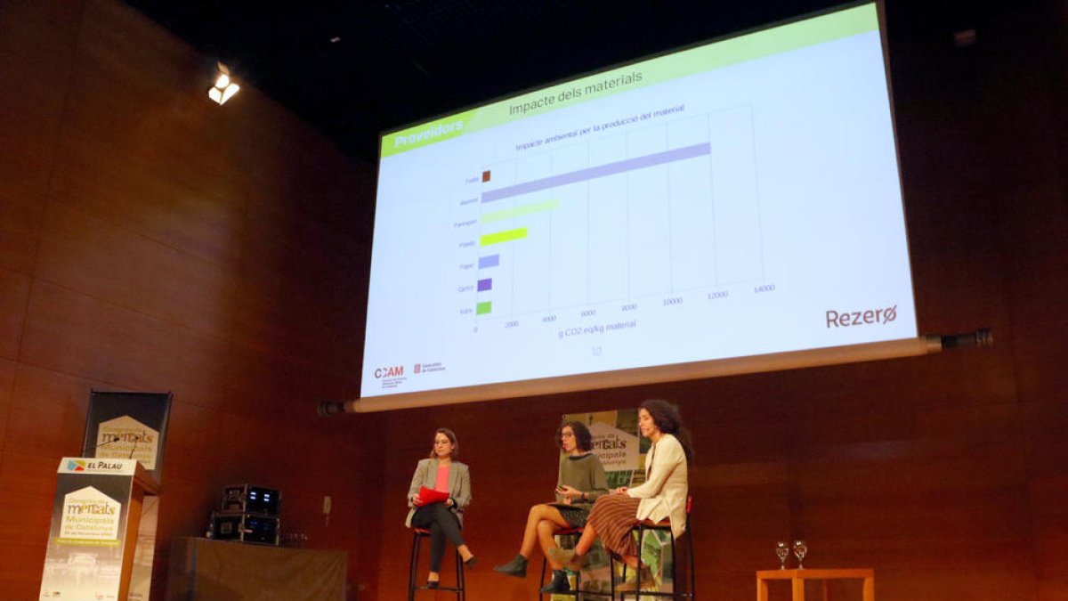 Imagen de una de las mesas redondas del cuarto Congreso de Mercados Municipales de Catalunya que se celebra este lunes en Tarragona.