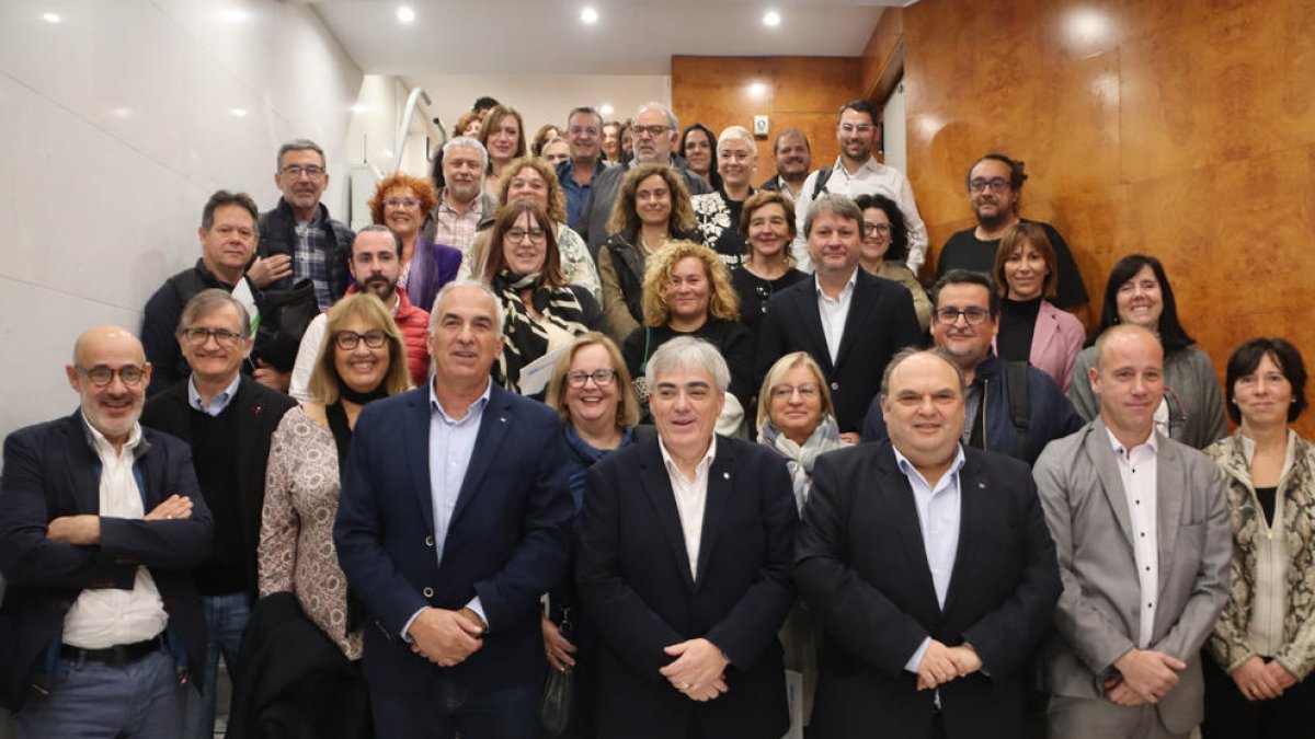 Foto de família dels participants en la constitució del consell territorial d'ocupació del Camp de Tarragona.