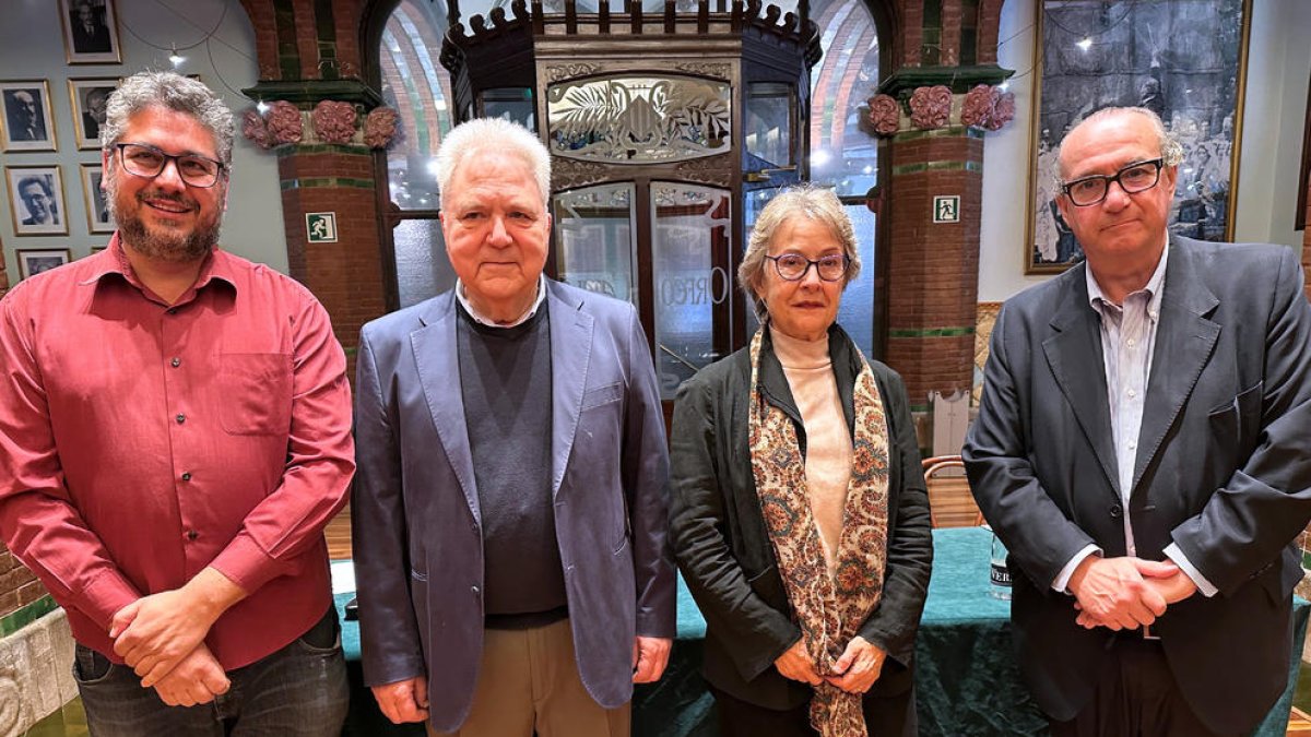 Fotografía de familia con los responsables del estreno mundial de la 'Misa de Gloria' de Pau Casals en la Iglesia Parroquial de El Vendrell.