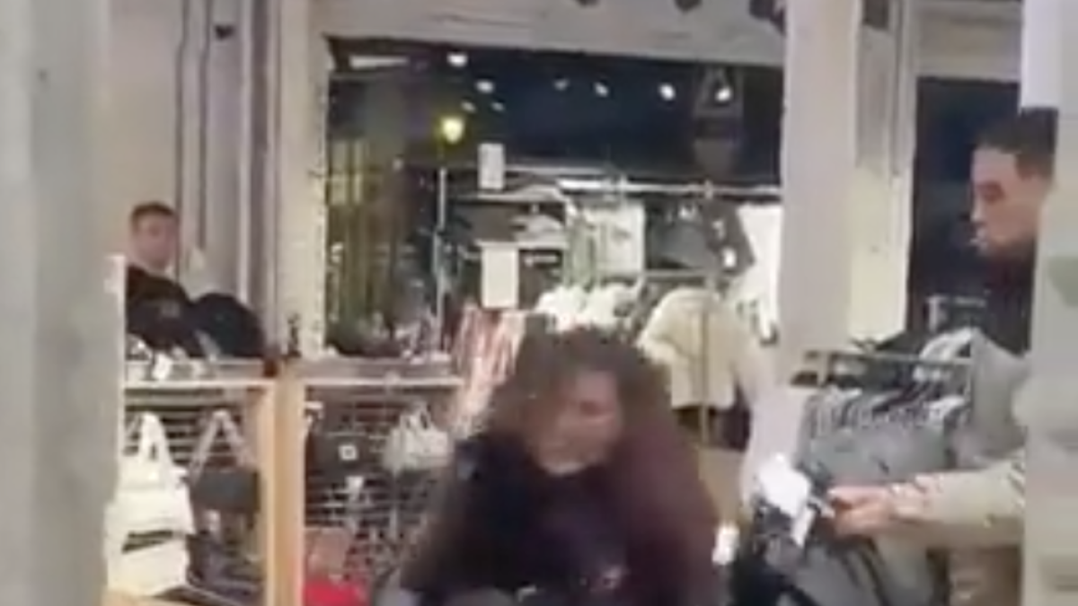 La dona destrossant la botiga.