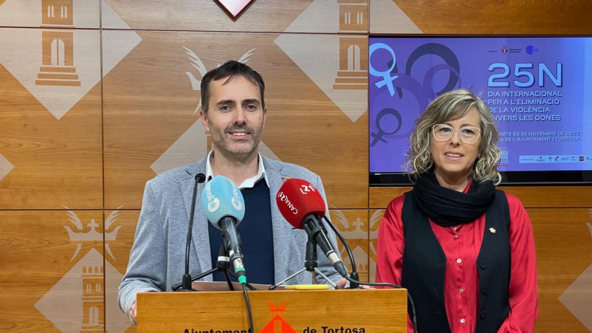 L'alcalde de Tortosa, Jordi Jordan, i la regidora d'Igualtat i Feminismes, Mar Lleixà, durant la presentació dels actes de commemoració del 25N.