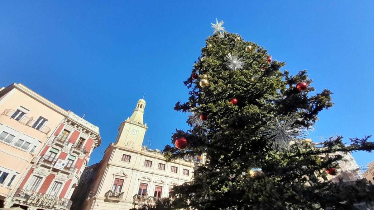 L'Ajuntament de Reus amb un arbre de Nadal.