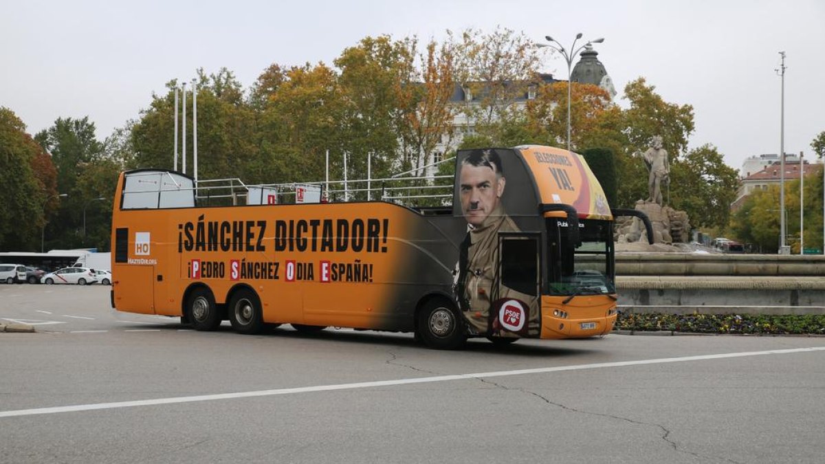 Imatge de l'autobús que retrata Sánchez com si fos Hitler.
