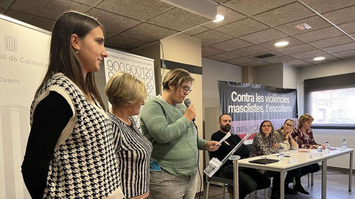 La junta de la asociación de Dones de Caseres leen el manifiesto del 25N en el acto institucional de las Terres de l'Ebre.