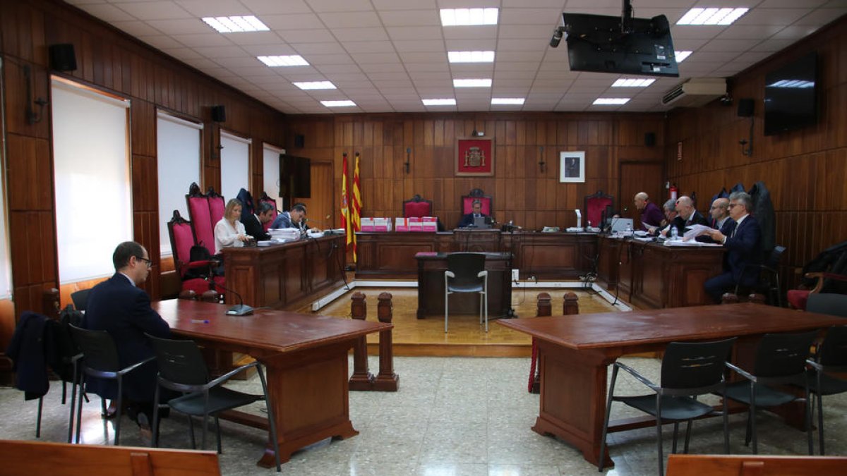 El magistrat, la fiscal i els lletrats defensors a l'inici del judici del concurs de creditors de l'empresa Agrofruit que se celebra a l'Audiència de Tarragona.