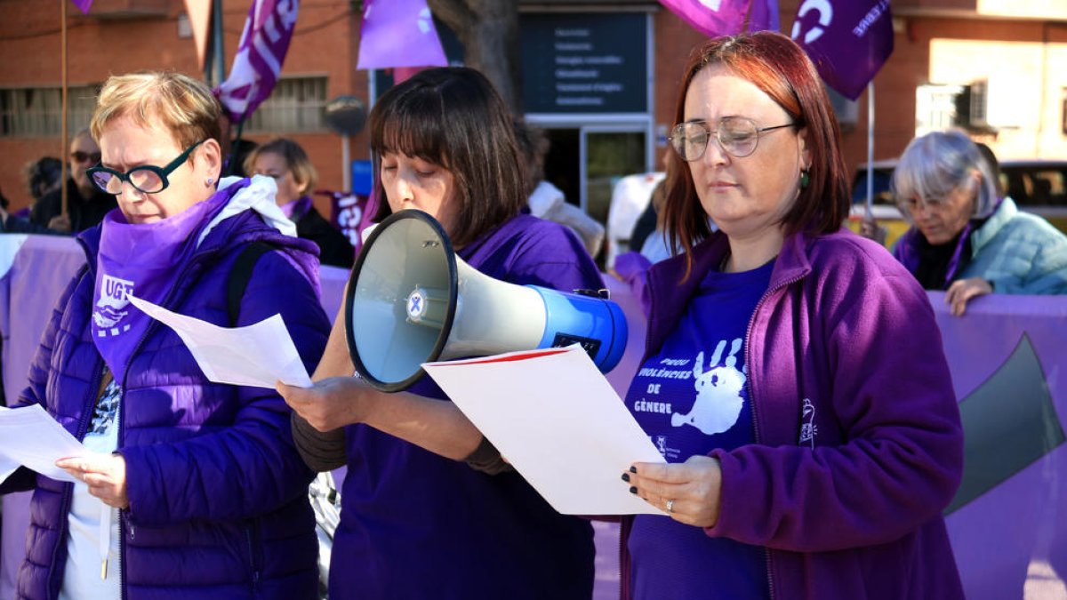 Cinta Baranda d'UGT, Maribel Pinyol d'USOC i Tere Guimerà de CCOO llegint el manifest dels sindicats del 25N.