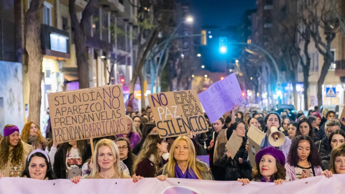 Desenes de manifestants recorrent els carrers del centre de la ciutat de Tarragona durant la protesta.