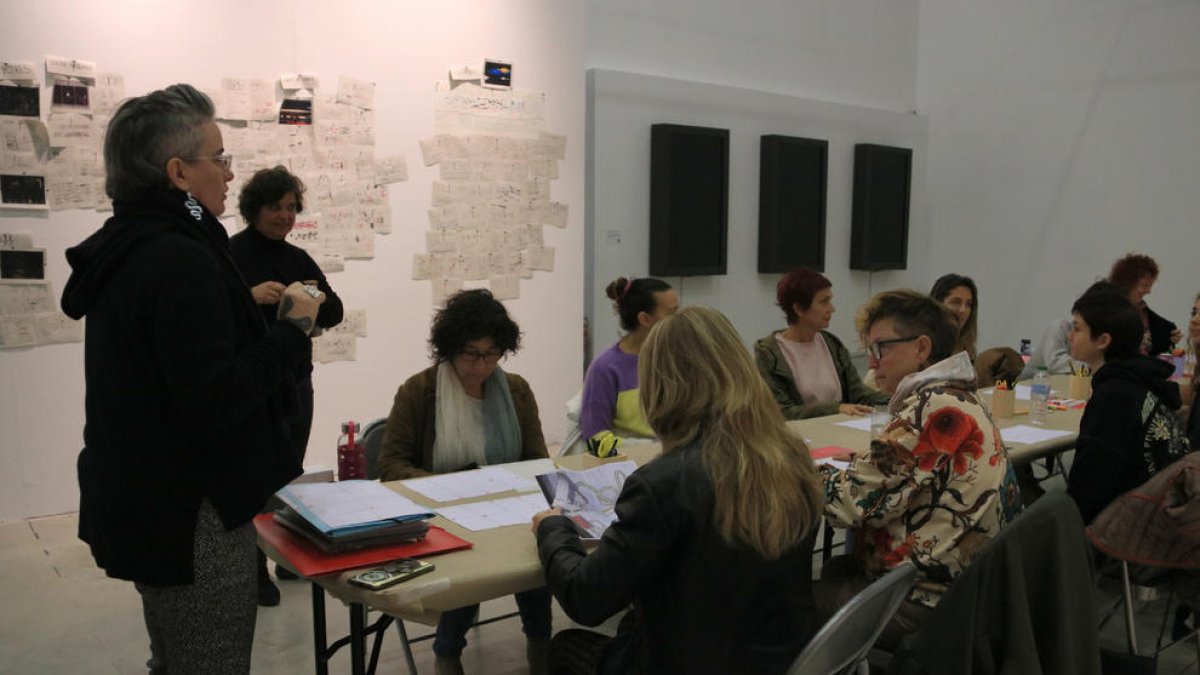 Un grup de dones participa en un dels tallers de fanzine organitzat en el marc de la setena edició del Femme in Arts.