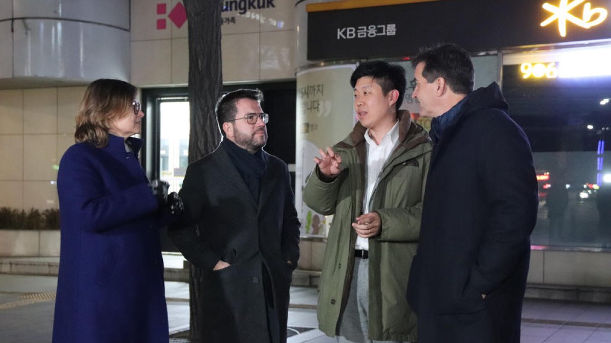 La consellera Meritxell Serret; el president de la Generalitat, Pere Aragonès; el delegat del Govern a Corea del Sud, Jaeyeok Yoon Kang; i el director de l'Oficina d'Estratègia del president de la Generalitat, Sergi Sabrià, conversen a Seül.