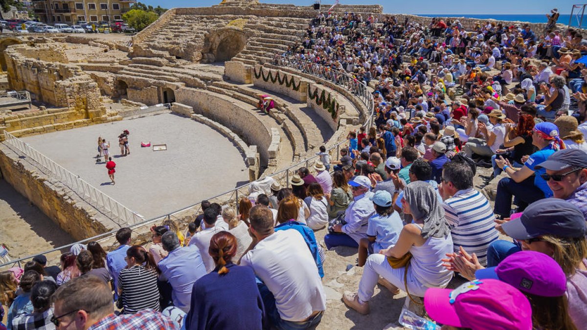 Imagen de archivo de un espectáculo de Tàrraco Viva en el Anfiteatro de Tarragona, con las gradas llenas de público.