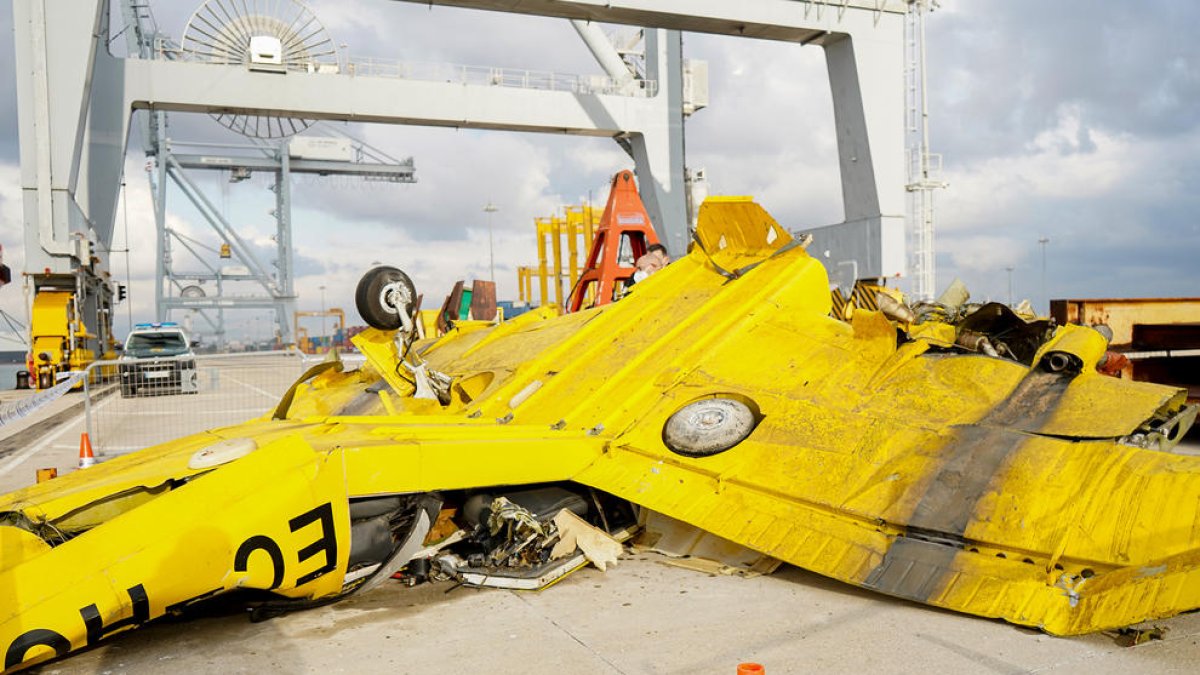 Los restos de la avioneta siniestrada, ya en el puerto de Tarragona, descargados por Salvamento Marítimo.