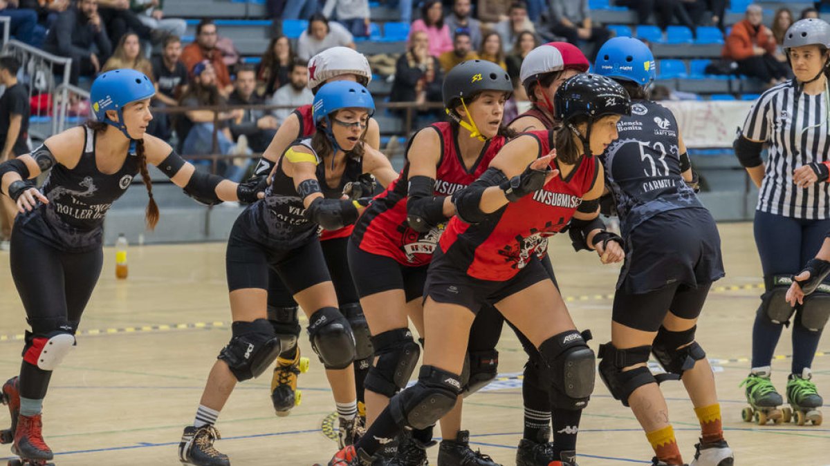 Un instant del duel entre les Insubmises, de Reus i el València Roller Derby, jugat ahir.