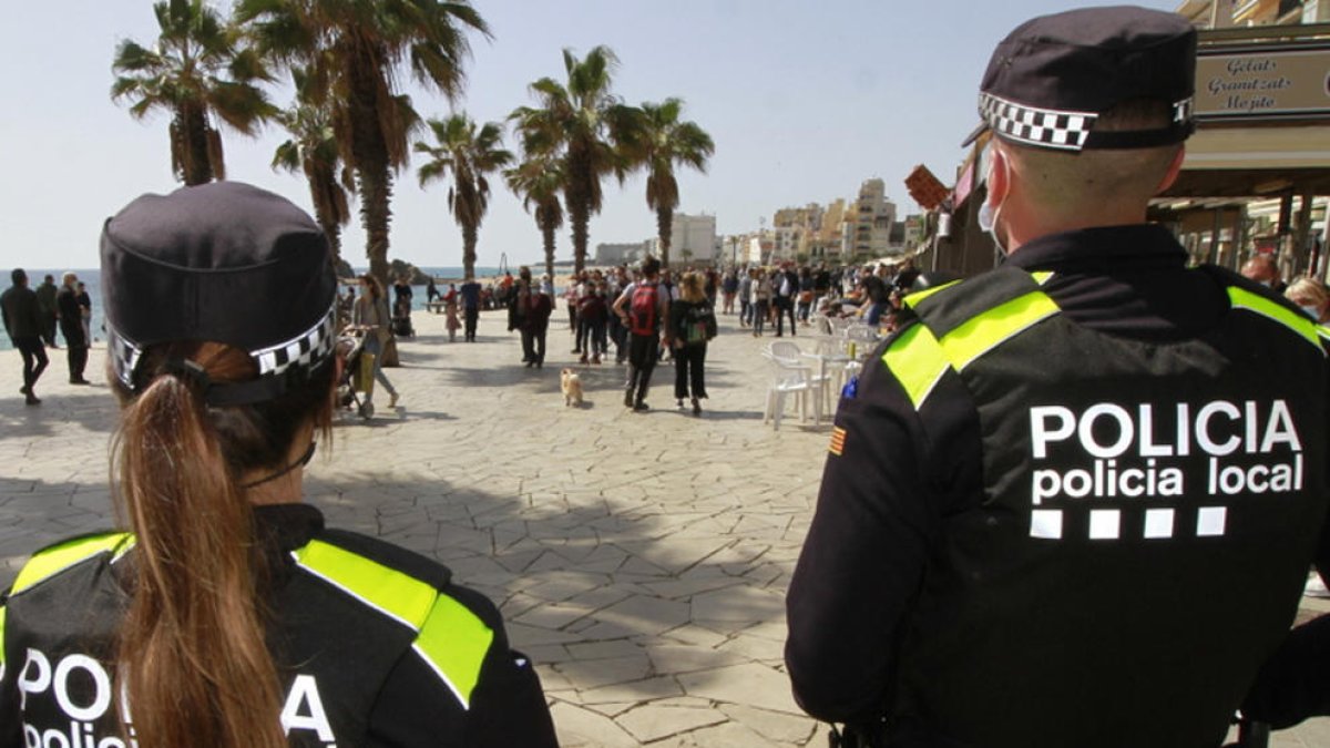 Dos agents de la Policia Local de Blanes vigilen el passeig marítim en una imatge d'arxiu.