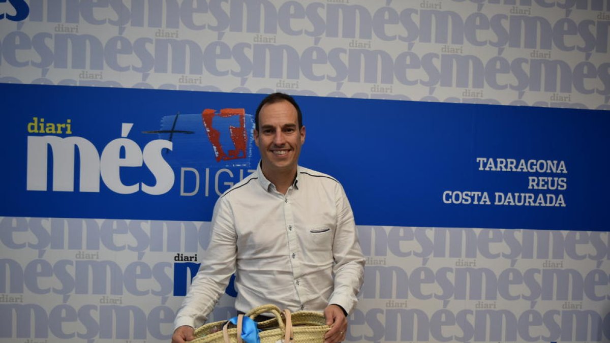 José Luis Muñiz Mèlich con la cesta Caprabo que ha ganado.