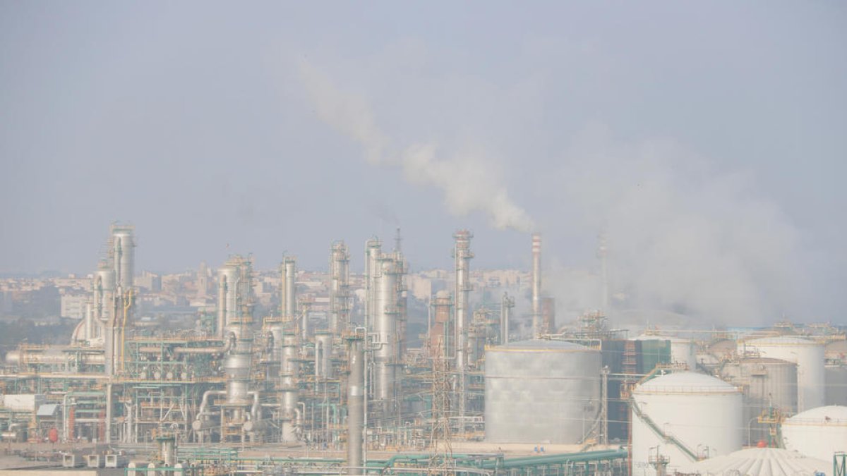 Imatge de la refineria del polígon nord de Tarragona que inclou les instal·lacions de la petroliera Repsol.