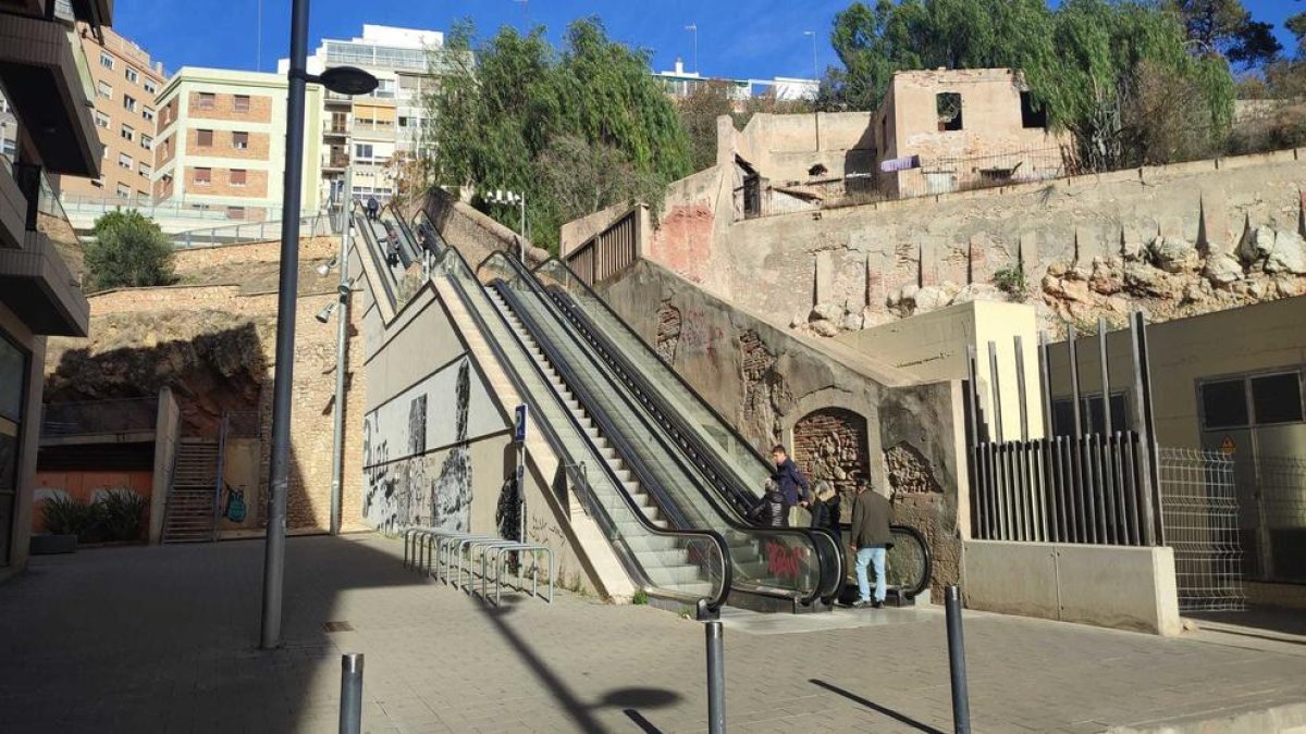 Imatge de les escales mecàniques al carrer Vapor de Tarragona.